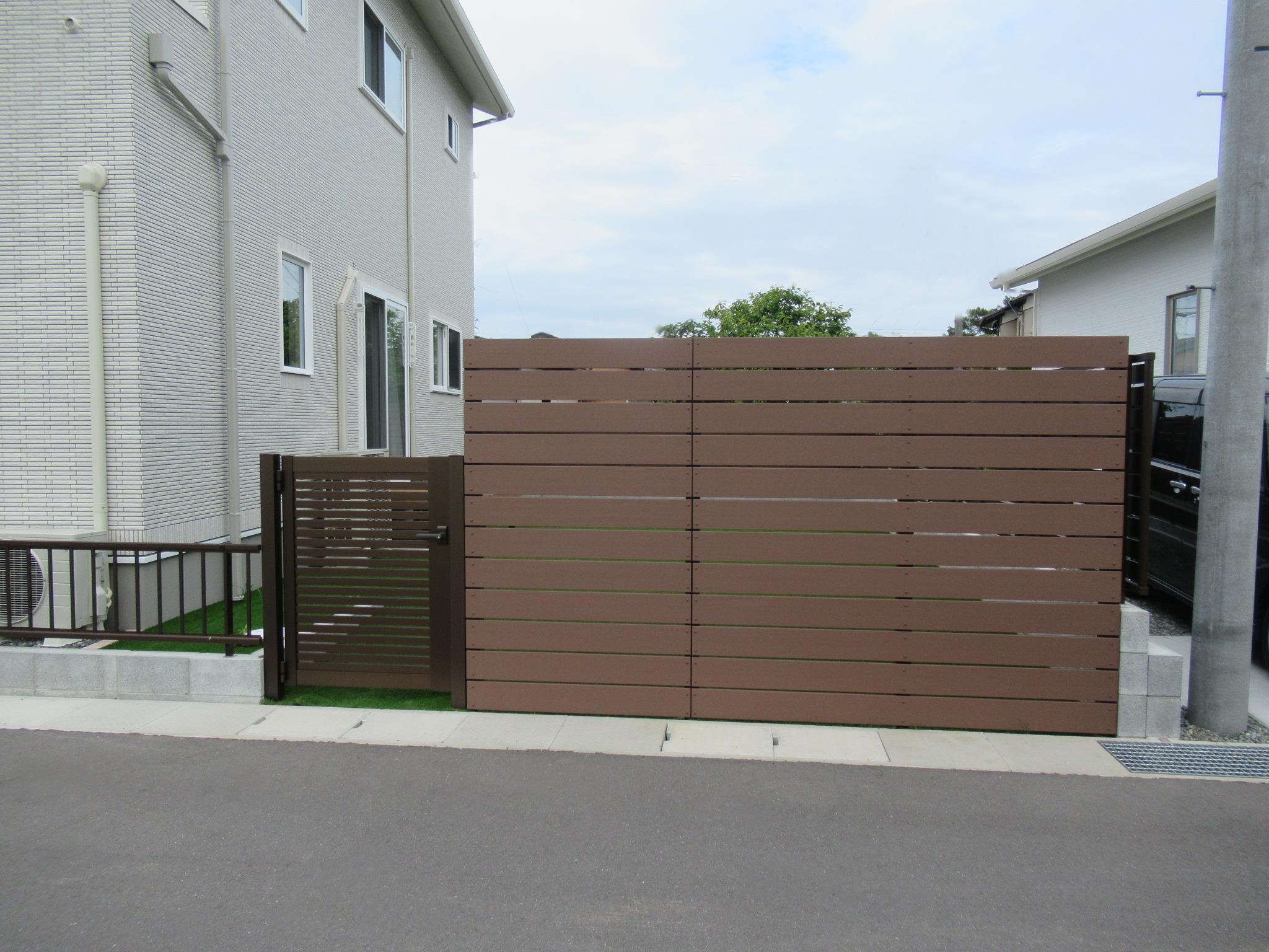 人工芝のステキなお庭を目隠しフェンスでプライベートな空間へ！！